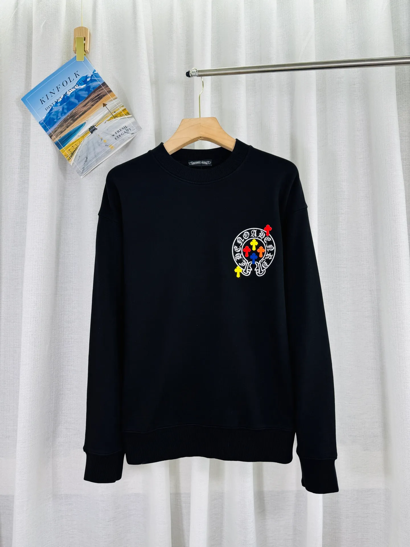 P250 top version, real shot without P, ​​different from market currency) 𝗖𝗵𝗿𝗼𝗺𝗲 𝗛𝗲𝗮𝗿𝘁𝘀/Cro Heart 2025 washed patch embroidery autumn and winter new original single counter American laser burnt 3D three-dimensional color embroidered couple casual sweatshirt 👑The highest version! Customized fabric 420g tripe terry fabric! American acid-washed and distressed original fabric laser burnt ✟appliqué embroidery and exquisite embroidery of letters! The best-selling model in the counter, very comfortable to wear. Accessories: original molded and authenticated collar label➕100% silk wash label. Genuine purchase-grade original hangtag➕matching hanging rope➕3D hanging beads➕original packaging bag. Craftsmanship: The original version has consistent wiring! The highest version of the armhole matching technique! Color: Pink Black Size: S M L XL Style No.: 9316